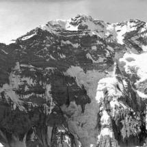 Frédéric Marmillod frente a la pared sur del Aconcagua, desde el cerro Mirado, 1952 / (c) Marmillod/Turrel Marc. 