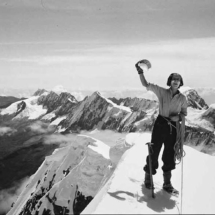 Dorly Marmillod en la cumbre del Pico Colón, Sierra Nevada de Santa Marta. Primer ascenso femenino, 1943 / (c) Marmillod/Turrel Marc. 