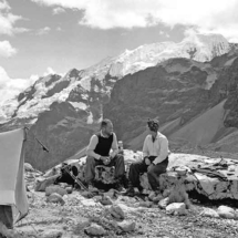 Campamento en el valle del Alpamayo. Cordillera Blanca del Perú, 1944 / (c) Marmillod/Turrel Marc. 