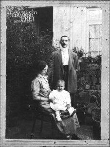 Eduardo Frei Montalva junto a sus padres Victoria y Eduardo, 1911.
