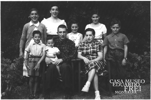 Eduardo Frei Montalva y María Ruiz-Tagle junto a sus siete hijos, década de 1950.