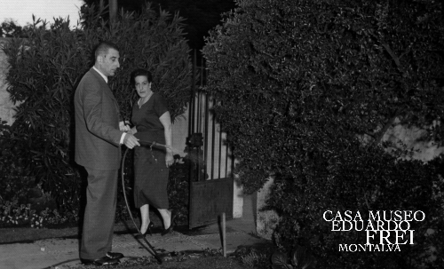 Eduardo Frei Montalva y María Ruiz-Tagle en el jardín de su casa de calle Hindenburg, década de 1960.