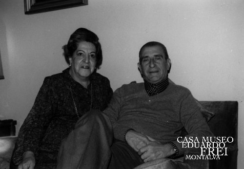 Eduardo Frei Montalva y María Ruiz-Tagle en la sala de estar de su casa de calle Hindenburg, inicios de la década de 1980.